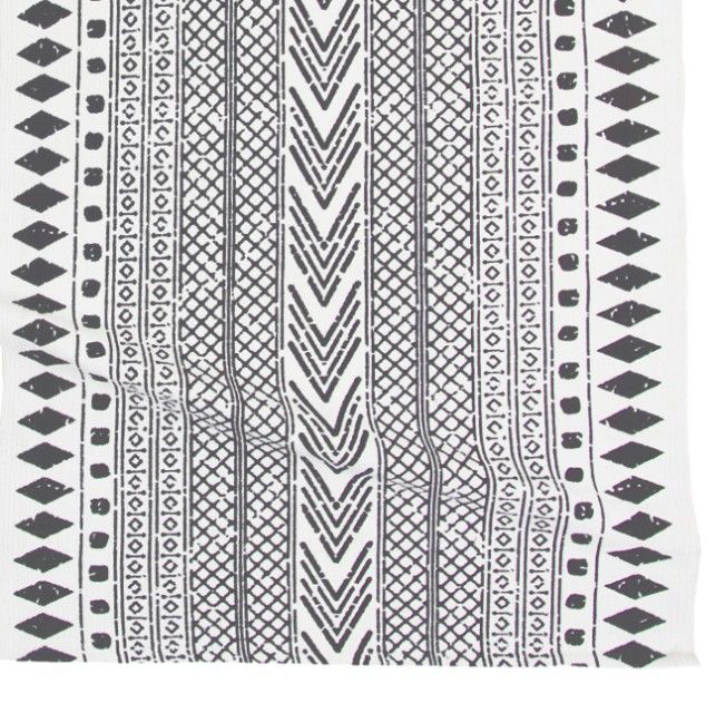 Etnisk en vit och mörkgrå matta 100% bomull från Svanefors i mått 160 x 230 cm.