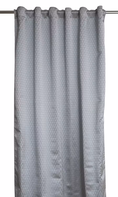 Arman ett grått gardinsset i en jaquardväv med en härlig lyster från Svanefors, mått 2 x 135 x 250 cm.