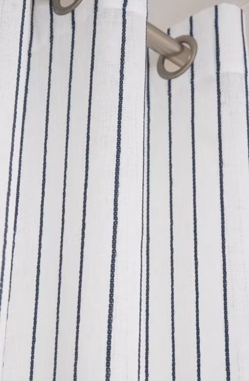 8608 ett gardinset i vitt med en vävd blå rand. Färg: Vit med blåa ränder.