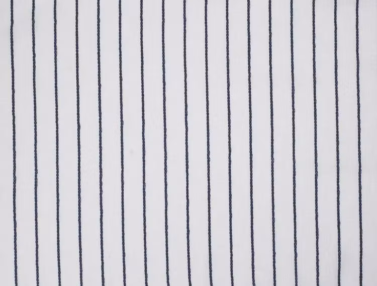 8608 ett gardinset i vitt med en vävd blå rand. Färg: Vit med blåa ränder.