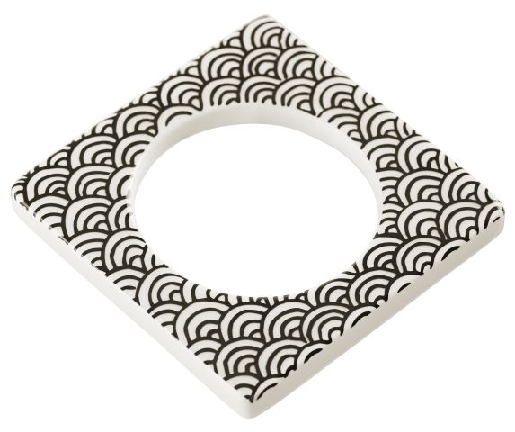 Change ljusmanschett från Cult design. Färg: Vit med ett svart mönster.