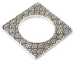 Change ljusmanschett från Cult design. Färg: Vit med ett svart mönster.