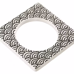 Change ljusmanschett från Cult design. Färg: Vit med ett svart mönster.