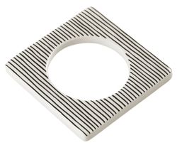 Change ljusmanschett från Cult design. Färg: Vit med ett svart mönster.