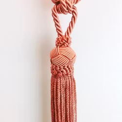 Tassel/gardinomtag med tofs från Gunnar Winter och systrar. Färg: Rosa.
