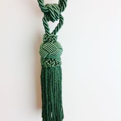 Tassel/gardinomtag med tofs från Gunnar Winter och systrar. Färg: Aquagrön.