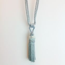 Tassel/gardinomtag med tofs från Gunnar Winter och systrar. Färg: Silvergrå.