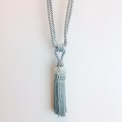 Tassel/gardinomtag med tofs från Gunnar Winter och systrar. Färg: Silvergrå.