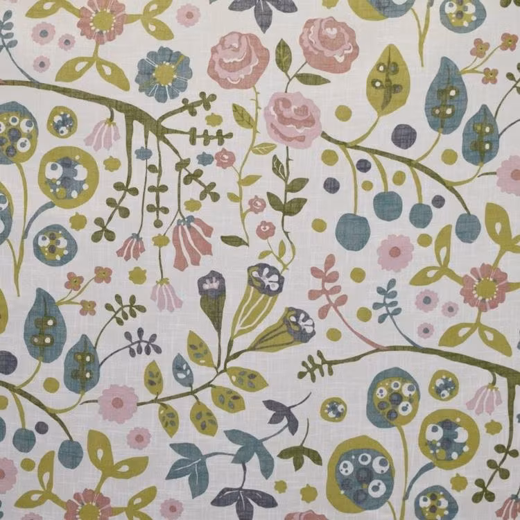 Julia 5 ett färdigsytt gardinset med öljetter. Färg: Vit med ett tryck i rosa, grönt och blått.