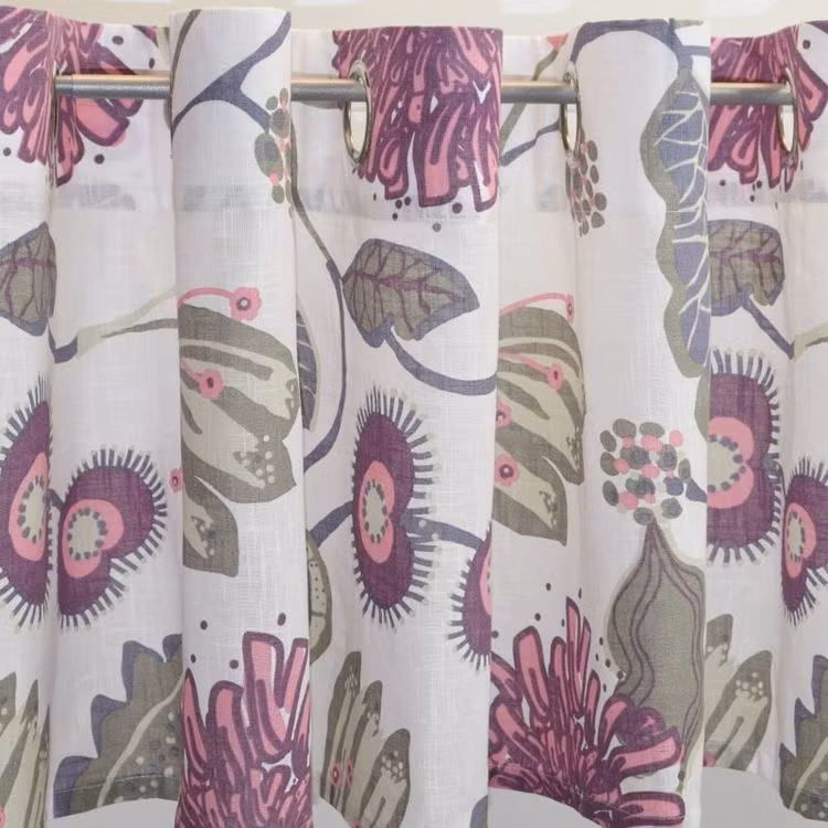 Julia 1 ett färdigsytt gardinset med öljetter i färgerna vitt med ett tryck i rosa, lila, beige och grönt.