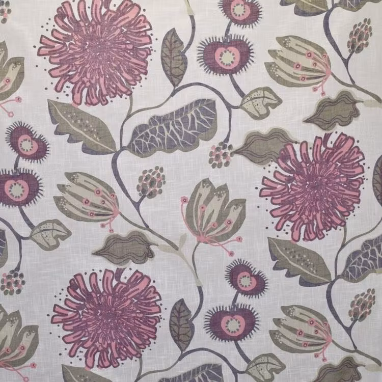 Julia 1 ett färdigsytt gardinset med öljetter i färgerna vitt med ett tryck i rosa, lila, beige och grönt.