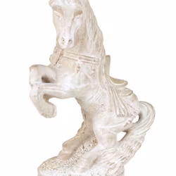 Häst i betong. Färg: Grå.