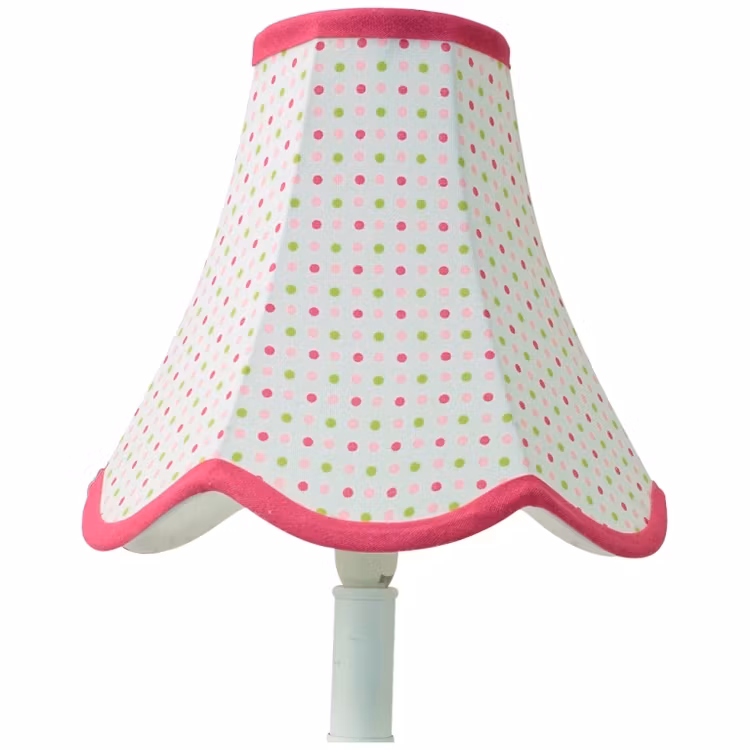 Doris en lampskärm från Boel & Jan med vågad kant. Färg: Vit med prickar i grönt, mörk och ljusrosa och med rosa kantband.