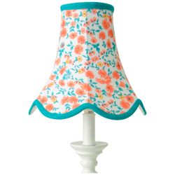 Doris en lampskärm från Boel & Jan med vågad kant. Färg: Vit med aprikos och gula blommor med gröna blad och gröna kantband.