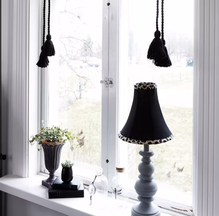 Elvira en lampskärm som är kantad och fodrad med ett leopardmönstrat tyg. Färg: Svart med med ett leopardmönstrat tyg.