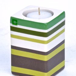 Kub Stripy fore en värmeljushållare från Cult design i färgerna vit, mullvad, och grön.