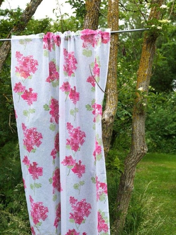 Pelargonia ett skirt vitt gardinset med rosa pelargonior och gröna blad och kanaler från Noble house.