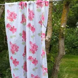 Pelargonia ett skirt vitt gardinset med rosa pelargonior och gröna blad och kanaler från Noble house.