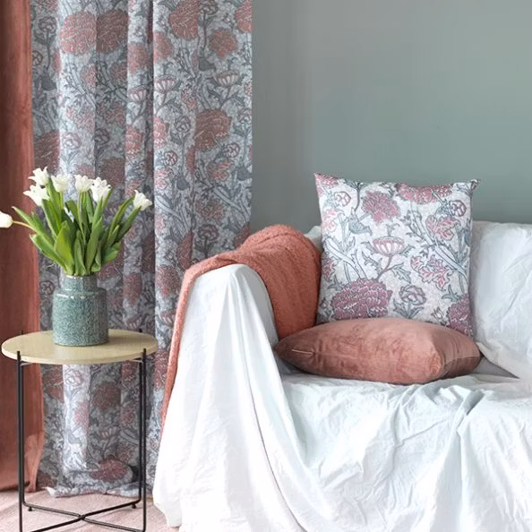 Margo ett gardinset med multiband från Noble house. Färg: Grått och rosa.