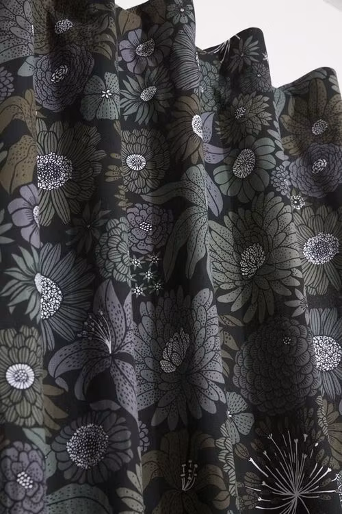 Fiona ett härligt gardinset med svart botten och gråa och gröna blommor med multiband, mått 2 x 115 x 245 cm.
