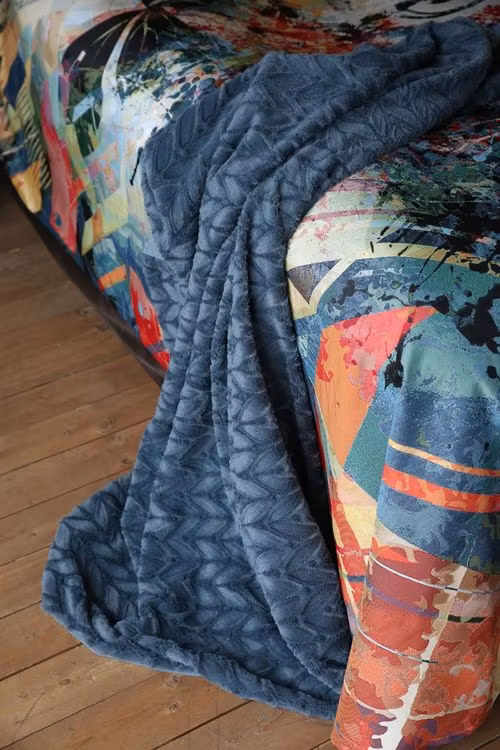 Braid en supermjuk långhårig fleccepläd som är fodrad med en skön mockaimitation. Färg: Blå.