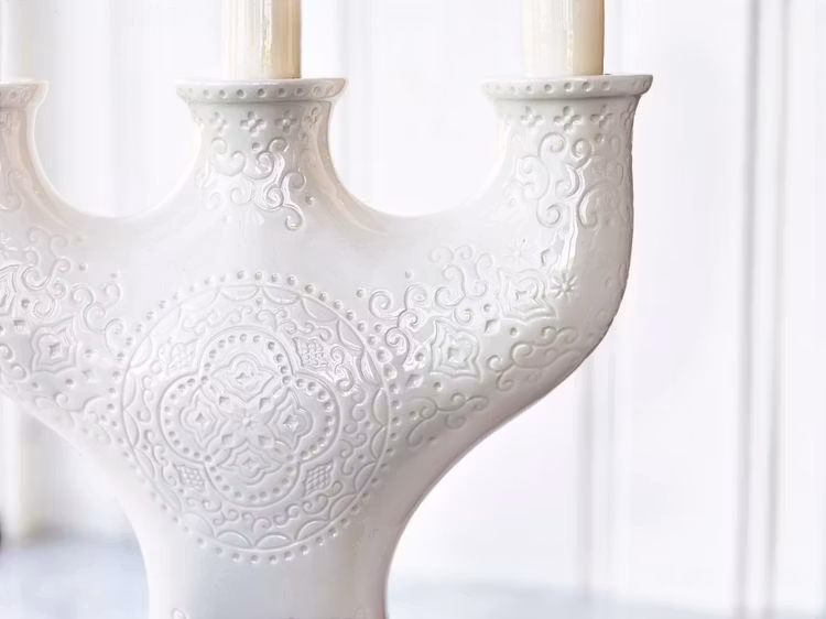 Orient kandelaber från Cult design i färg vit.