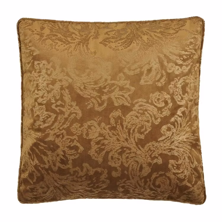 Adrienne ett kuddfodral i präglad sammet. Färg: Guld. Mått: 45 x 45 cm.