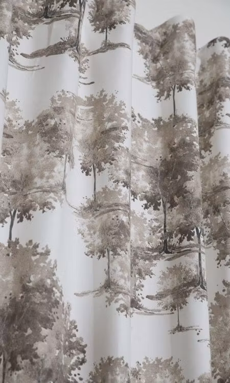 Forest ett gardinset med multiband. Färg: Off-White med ett skogsmönster i beige och brunt.