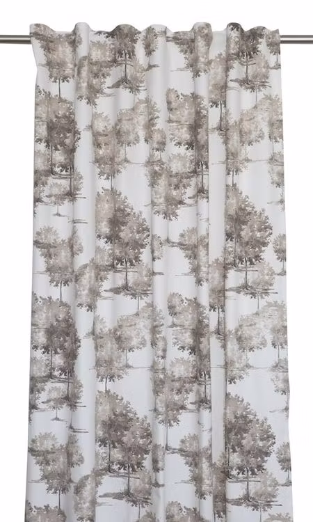 Forest ett gardinset med multiband. Färg: Off-White med ett skogsmönster i beige och brunt.