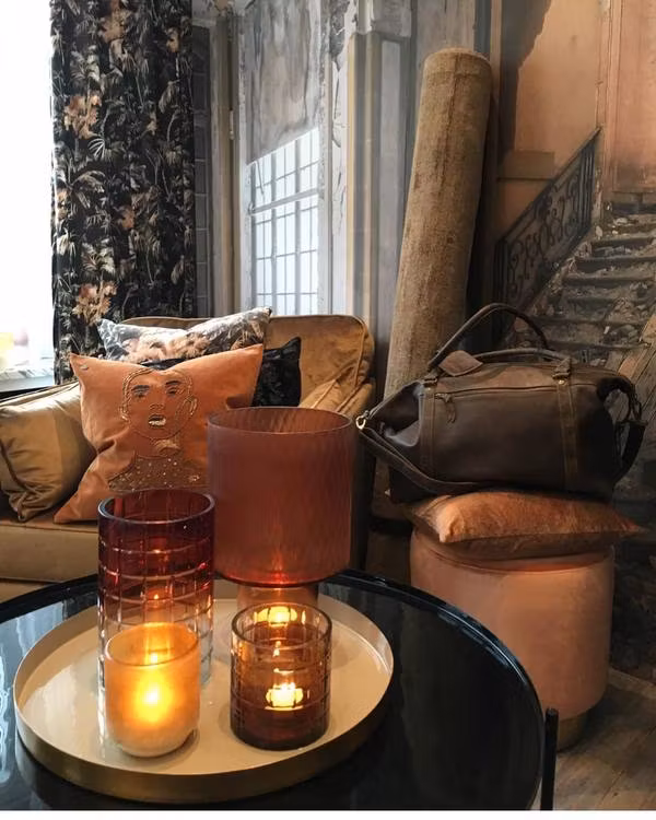 Plantation är en gardinlängd i sammet med multiband. Färg: Svart med med ett tropiskt mönster i rost, beige och grönt.