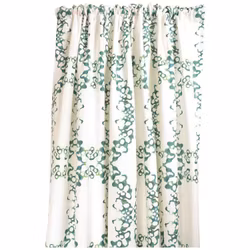 Mirror Glow är en vit multibandslängd med ett grönt mönster i 100% bomull. mått 1 x 145 x 240 cm.