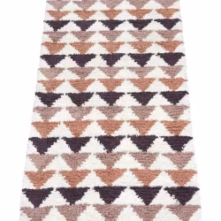 Tripple är en rosa, plommon, rost och vit gång/ryamatta med ett grafiskt mönster med trekanter i mått 70 x 200 cm.