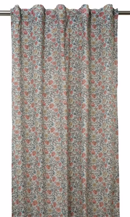 Pionee ett ljusblått gardinset med rosa och beige blommor i 100% bomull och multiband från Svanefors, mått 2 x 115 x 240 cm.
