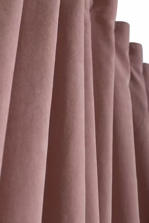 Cedrick är ett underbart mjukt gardinset med multiband. Färg: Rosa.