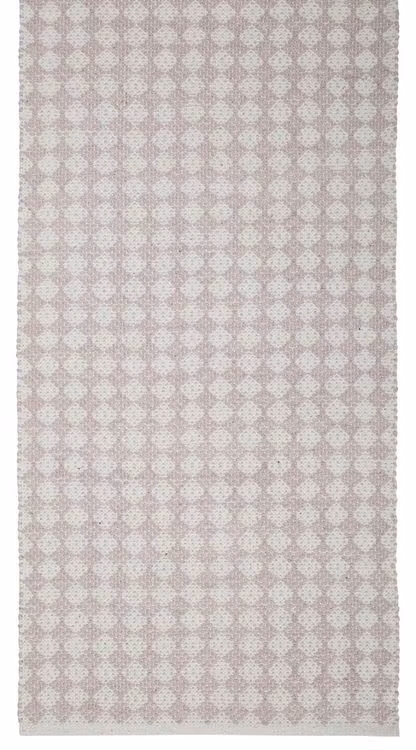 Temmy en snygg matta med ett härligt mönster i rosa och off-white i 100% bomull från Svanefors i mått 70 x 140 cm.