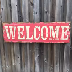 Welcome en härligt ¨sliten¨ tavla. Färg: Rosa, petrol och träfärgad. Mått: B 81, H 25,5 D 4,5 cm.