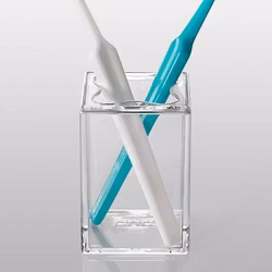 Kub tandborsthållare från Cult design. Färg: Transparent klar.