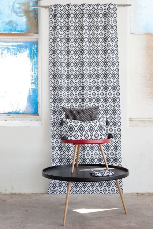 Afrika ett vitt och svart gardinset i 100% bomull med dolda hällor från Svanefors, mått 2 x 100 x 250 cm.