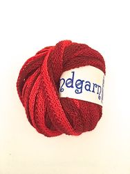 Bandgarn från Falk garn 50 gr. Färg: Rött i tre olika nyanser.