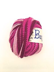 Bandgarn från Falk garn 50 gr. Färg: Rosa i tre olika nyanser.