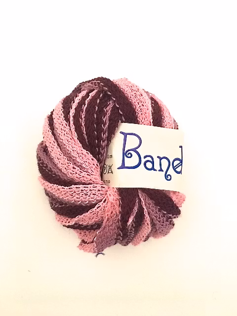 Bandgarn från Falk garn 50 gr. Färg: Lilia och rosa i tre nyanser.