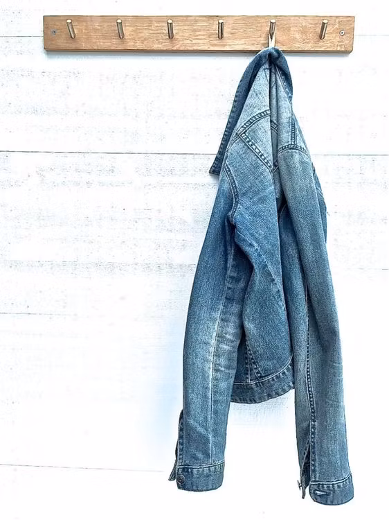 Vägghängare/krokbräda i trä med metallkrok. Färg: Träfärgad med med 6 metallkrokar.