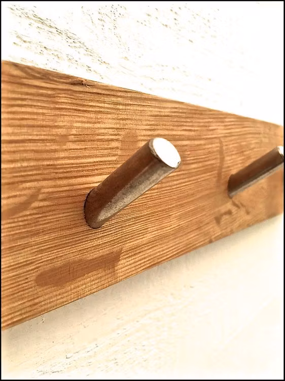 Vägghängare/krokbräda i trä med metallkrok. Färg: Träfärgad med med 6 metallkrokar.