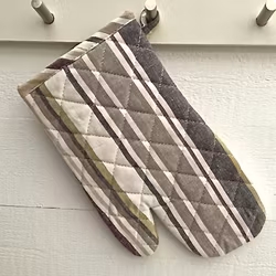 Vertical 2 en randig grytvante i färgerna vitt, beige, grått, gröna och lila från Noble house, mått 30 x 17 cm.