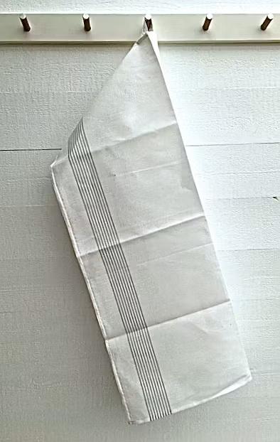 Kökshandduk i halvlinne från Gunnar Winter & systrar. Färg: Vit med gråa ränder.