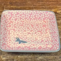 Butterfly en rosa fyrkantig assiett med en grå fjäril och kant i rosa, grå och vit.