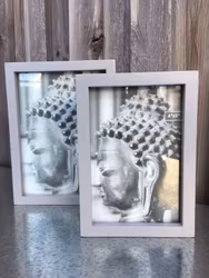 Budda stor en ram/fotoram med en djup kant. Färg: Naturfärgat trä med en grå framsida.