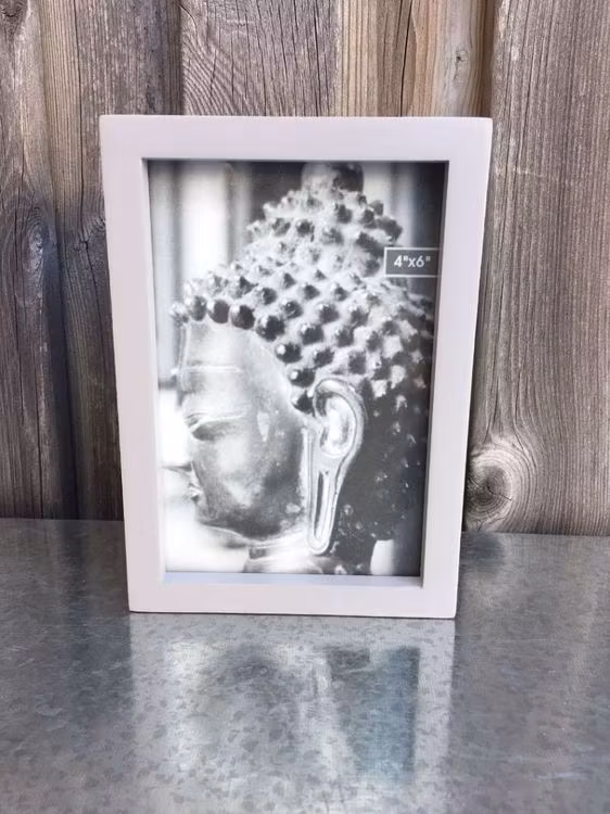 Budda liten en ram/fotoram med en djup kant. Färg: Naturfärgat trä med en grå framsida.