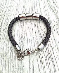 Armband i läder och stål. Art.nr 2022. Färg: Svart och stål.