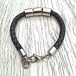 Armband i läder och stål. Art.nr 2022. Färg: Svart och stål.